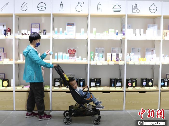 宁夏银川：跨境新零售体验店为消费者打造进口商品购物平台